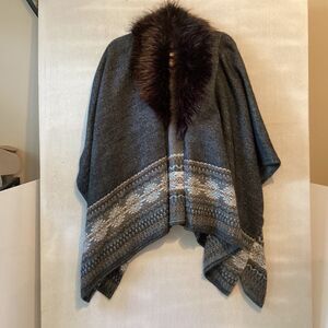new directions poncho faux fur collar gray w/aztec print O/S